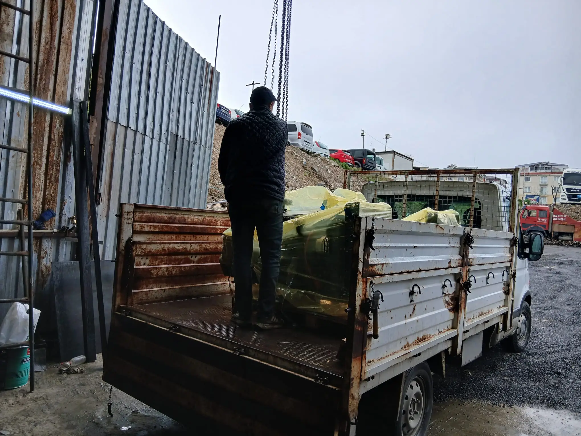 Endüstriyel makine yüklemesi yapan Balkan Nakliyat ekibi