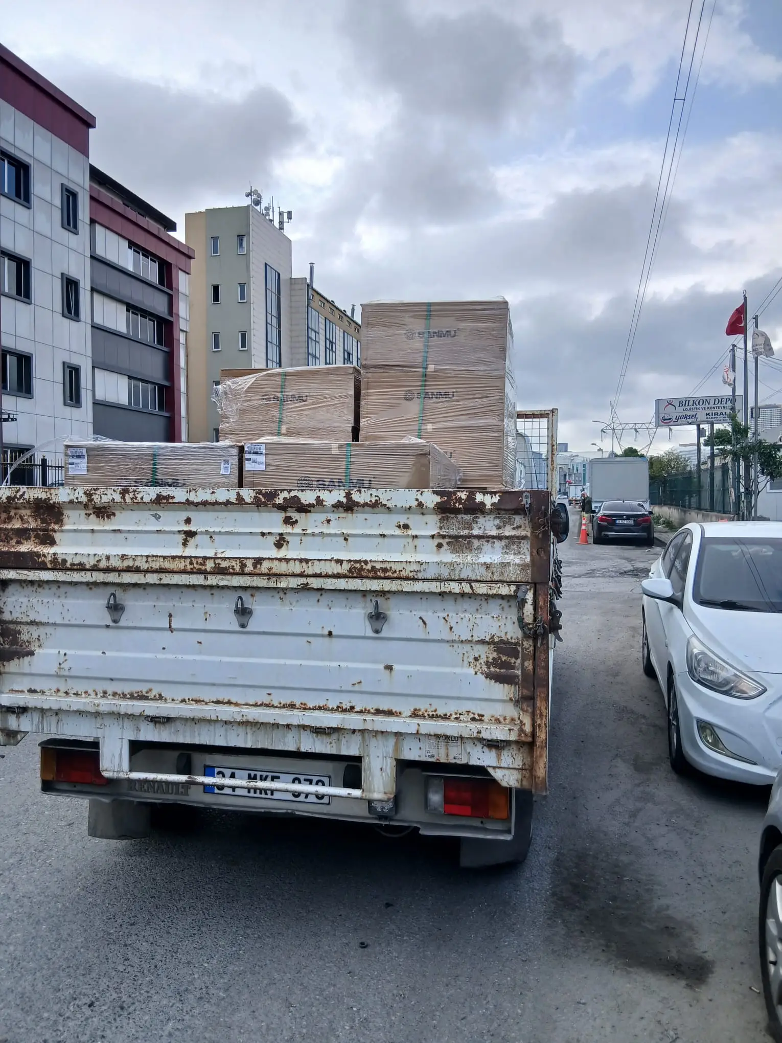 Yüklenmiş Balkan Nakliyat kamyonunun arka görünümü