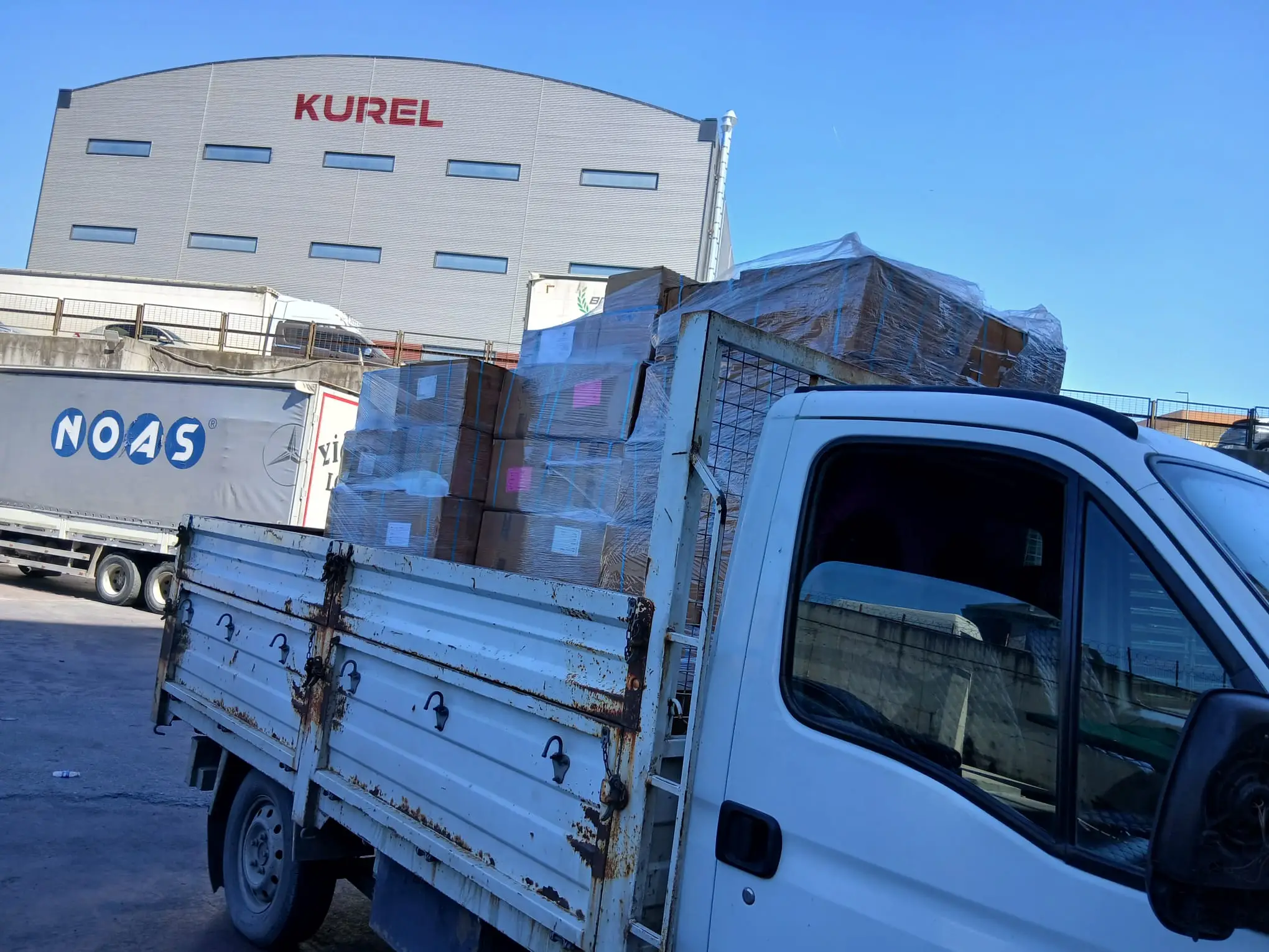 Balkan Nakliyat kamyonu depo önünde paletli yük taşımaya hazır