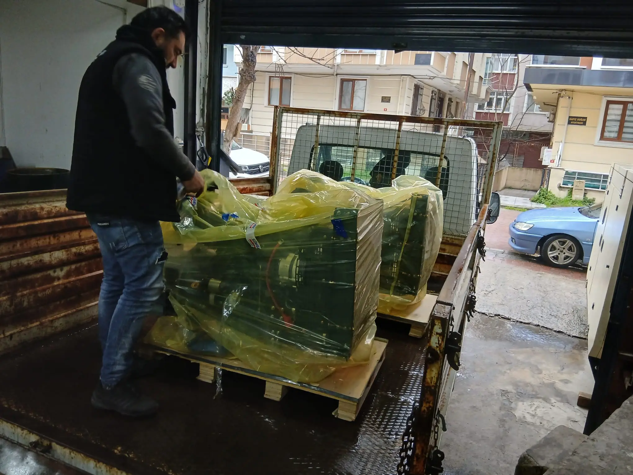 Eşyaların koruyucu ambalajla paketlenmesi